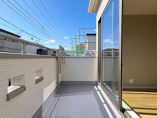 B号棟【バルコニー】  バルコニーから差し込む陽光・通風は、住環境・快適性と共に有り続ける貴重な「財産」です。