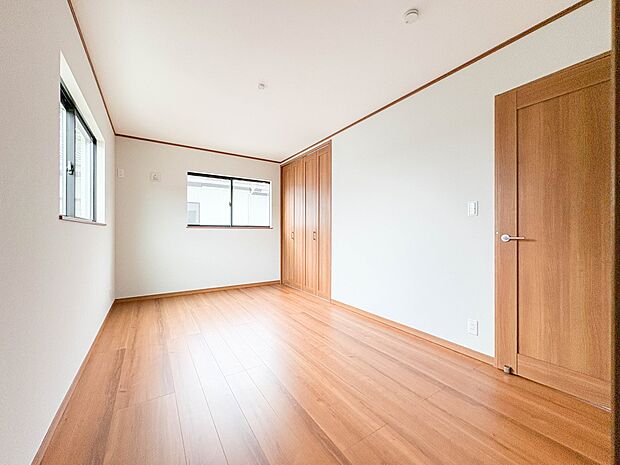 【寝室】シンプルな内装はおしゃれのポイントです。シンプルは華美より飽きがこないからです。色や模様でおしゃれ感をだす。それがシンプルイズビューティーです。