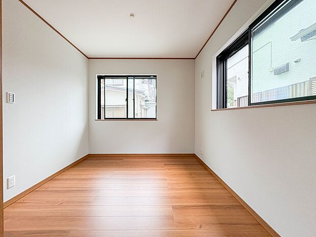 【子供部屋】お子様のお部屋にぴったりなクロークを備えたフローリング仕様の洋室です。