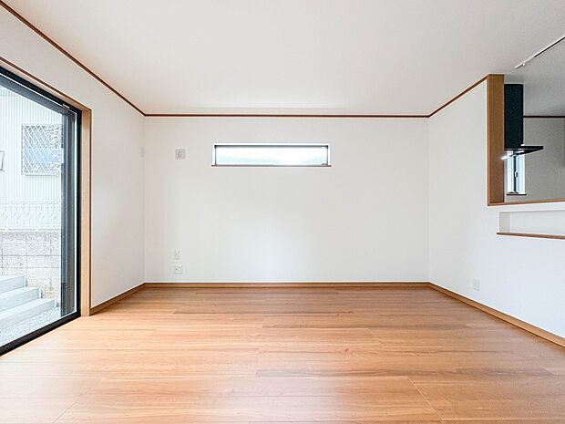 【リビングダイニング】シンプルなデザインの家は風情がある。住む人のこだわりを感じる。外観も内装もいたってシンプル。居心地がよく、家事や趣味、子育てなどにも集中できる。家も人間も熟成するほどシ…