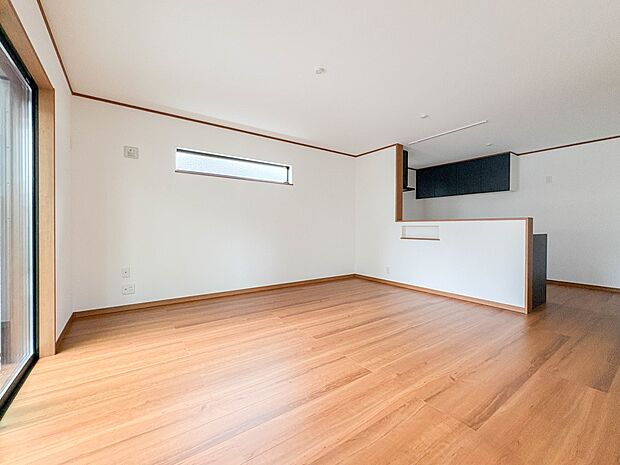 【リビングダイニング】シンプルなデザインの家は風情がある。住む人のこだわりを感じる。外観も内装もいたってシンプル。居心地がよく、家事や趣味、子育てなどにも集中できる。家も人間も熟成するほどシ…
