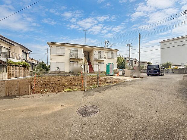【前面道路】家の前をまっすぐの通りが走っている。クルマは少なく、人々は毎朝、ウォーキング、ジョギング、犬の散歩など、フリーな朝時間を過ごしている。※CGにより青空加工をしております。