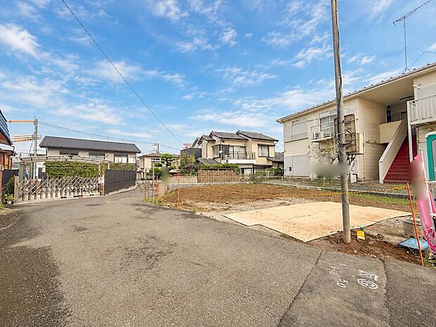 【前面道路】車の通行が少ないので、静かな住環境を維持することができます。※CGにより青空加工をしております。