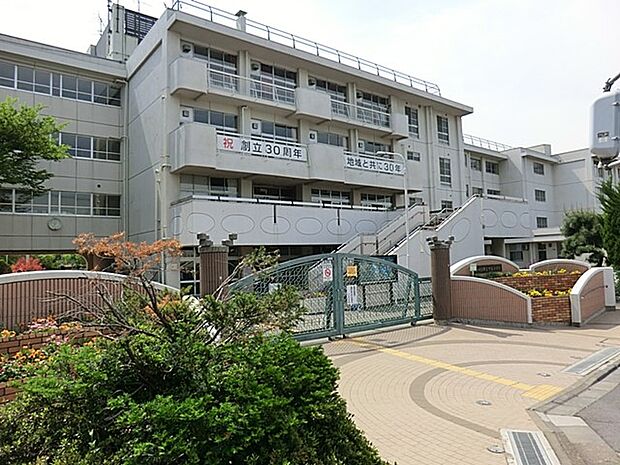 小学校 750m 中島小学校(昭和57年に土合小学校・栄和小学校から分かれ、旧浦和市39番目の小学校として開校。児童数約480名の適正規模で、桜区で最もあたらしい小学校です。)