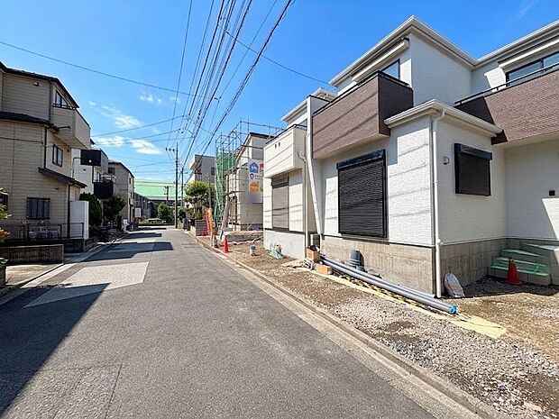 C号棟【前面道路6ｍ】家の前をまっすぐの通りが走っている。クルマは少なく、人々は毎朝、ウォーキング、ジョギング、犬の散歩など、フリーな朝時間を過ごしている。