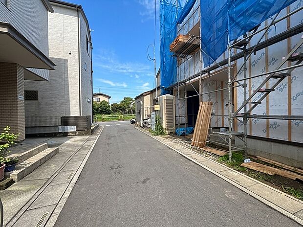【前面道路、私道4m】車の通行が少ないので、静かな住環境を維持することができます。
