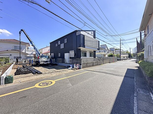 【前面道路】家の前をまっすぐの通りが走っている。クルマは少なく、人々は毎朝、ウォーキング、ジョギング、犬の散歩など、フリーな朝時間を過ごしている。