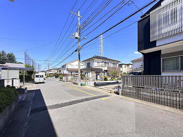 【前面道路】陽当りや通風性など各所に施された工夫で住みやすさを実現。部屋の大きさや周辺環境・街並など、資料には掲載していない情報が現地にはたくさんございます。是非ご確認下さい。