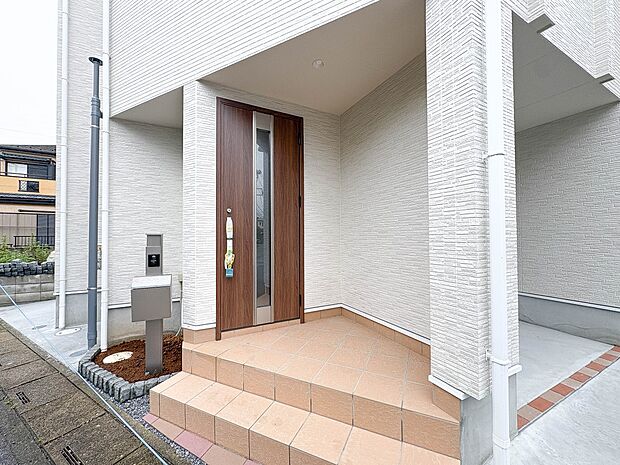 A号棟【玄関】家の顔となる玄関は、高いデザイン性が求められます。高級感と断熱性、防犯性に優れた玄関ドアを標準装備。ピッキング対策のセキュリティサムターン等、防犯に考慮しました。