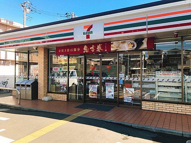 コンビニ 145m セブンイレブン川口芝西2丁目店(セブンイレブンは近くて便利を掲げています。近くとは、心の近さ。便利とはモノが期待以上の品質でお客さまに届くこと。セブン銀行など新しいサービ…