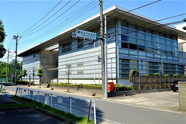 図書館 1500m 市立 蓮田図書館(視聴覚コーナー(DVD)や「子供の本」コーナーもある、市立図書館)