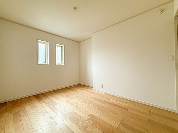 【子供部屋】お子様のお部屋にぴったりなクロークを備えたフローリング仕様の洋室です。