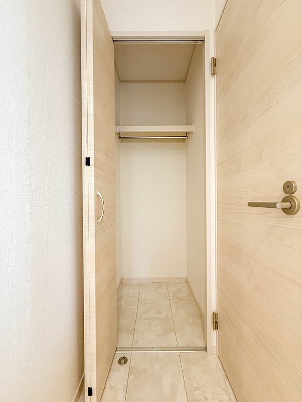 【収納】壁面クローゼットのメリットは、衣類が横一列に並ぶためひと目で洋服が選びやすいこと。衣類をたくさんお持ちの方も、限られたスペース内に無理なく収納することができます。