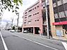 外観：【前面道路】家の前をまっすぐの通りが走っている。クルマは少なく、人々は毎朝、ウォーキング、ジョギング、犬の散歩など、フリーな朝時間を過ごしている。