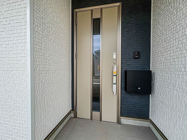 【玄関】玄関はおうちの顔と言われます。玄関アプローチは、外観デザインの印象を左右します。