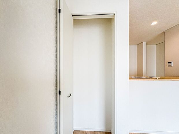 【1階、リビング収納】各部屋を最大限に広く使って頂ける様、全居住スペースに収納付。プライベートルームはゆったりと快適に。