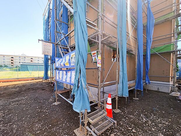 【駐車場】カースペース2台可／駐輪スペース。広々カースペースです。自転車、バイクなども置き場に困りません。