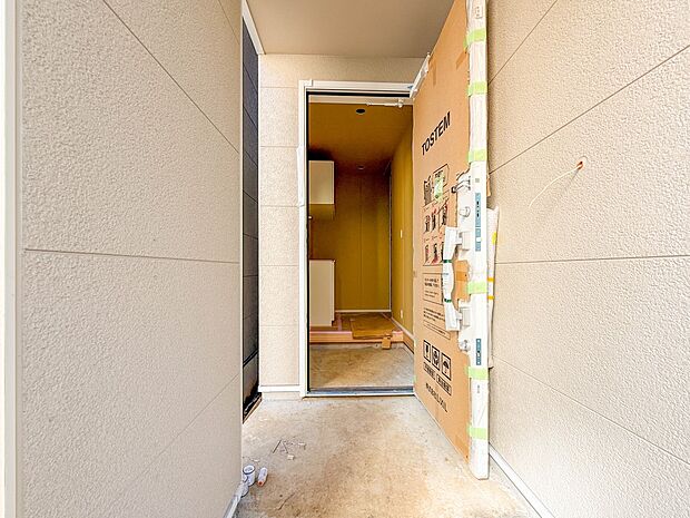 2号棟【玄関】家の顔となる玄関は、高いデザイン性が求められます。高級感と断熱性、防犯性に優れた玄関ドアを標準装備。ピッキング対策のセキュリティサムターン等、防犯に考慮しました。