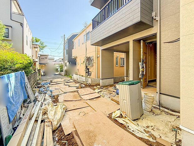 2号棟【前面道路4m】家の前をまっすぐの通りが走っている。クルマは少なく、人々は毎朝、ウォーキング、ジョギング、犬の散歩など、フリーな朝時間を過ごしている。