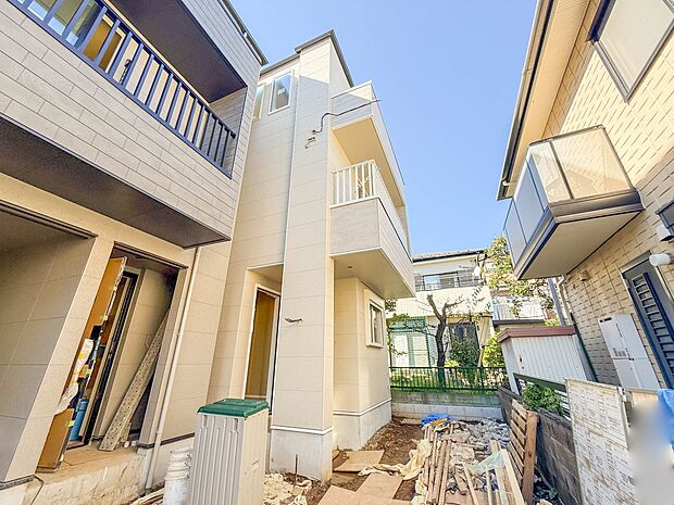 2号棟【外観】こちらの物件が少しでも気になるようでしたら、お気軽にお問合せください。人生でいちばん大きなお買い物ですので、ゆっくりご見学ください。ネット上の画像と実際の見学では、リアル感がま…