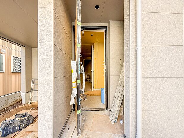 1号棟【玄関】家の顔となる玄関は、高いデザイン性が求められます。高級感と断熱性、防犯性に優れた玄関ドアを標準装備。ピッキング対策のセキュリティサムターン等、防犯に考慮しました。