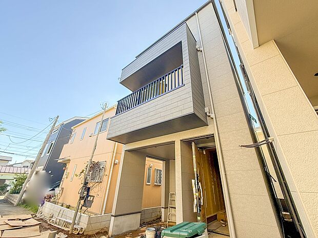 1号棟【外観】家族の温かさと陽光の暖かさ、楽しい毎日と明るい未来を予感させる「空間が織り成すひとつ先の住み心地」を演出します。