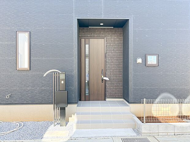 4号棟【玄関】玄関はおうちの顔と言われます。玄関アプローチは、外観デザインの印象を左右します。