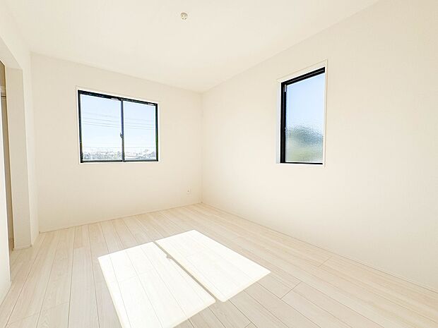 4号棟【子供部屋6帖】お子様のお部屋にぴったりなクロークを備えたフローリング仕様の洋室です。