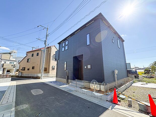4号棟【前面道路4ｍ】家の前をまっすぐの通りが走っている。クルマは少なく、人々は毎朝、ウォーキング、ジョギング、犬の散歩など、フリーな朝時間を過ごしている。