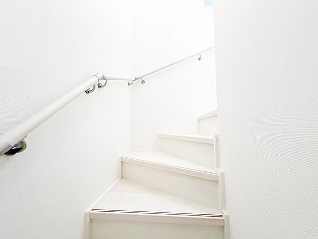 4号棟【手すり付階段】手すりがないと階段の昇り降りで危険なことはもちろん、壁に手をつきながら歩くことで壁紙が汚れやすくなります。すべての方に快適に昇り降りしていただくため、手すりを設置しまし…