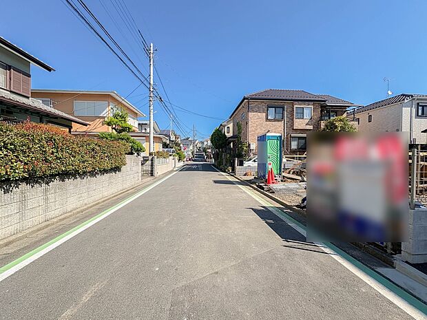 【前面道路】陽当りや通風性など各所に施された工夫で住みやすさを実現。部屋の大きさや周辺環境・街並など、資料には掲載していない情報が現地にはたくさんございます。是非ご確認下さい。
