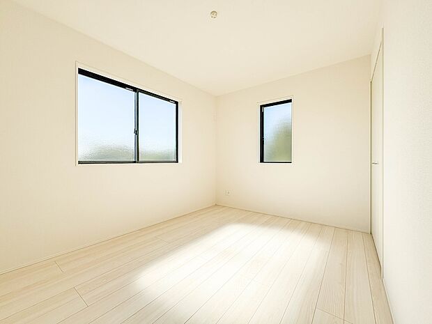 6号棟【子供部屋6帖】お子様のお部屋にぴったりなクロークを備えたフローリング仕様の洋室です。