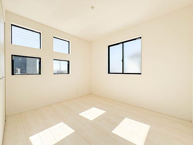 3号棟【リビング以外の居室5.25帖】独立性を高めたお部屋。たっぷりの収納も配備しており、片付いた空間を現実出来そう。陽光も降り注ぐ明るく開放的な空間が魅力的。
