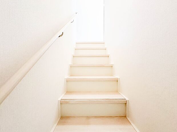 3号棟【手すり付階段】手すりがないと階段の昇り降りで危険なことはもちろん、壁に手をつきながら歩くことで壁紙が汚れやすくなります。すべての方に快適に昇り降りしていただくため、手すりを設置しまし…