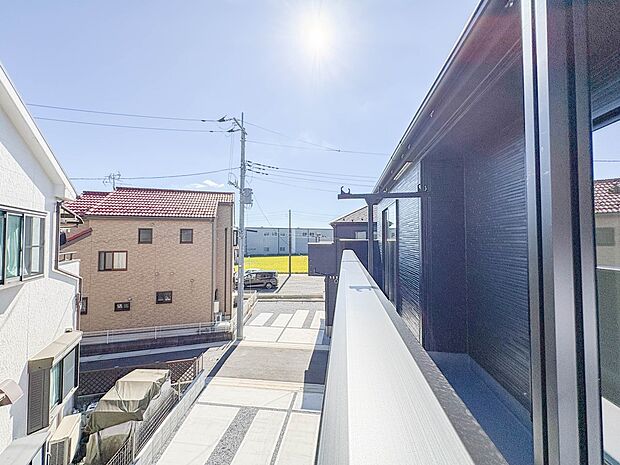 3号棟【眺望】朝の澄んだ空気や、夕方に吹く清々しい風を五感で感じられるバルコニー。