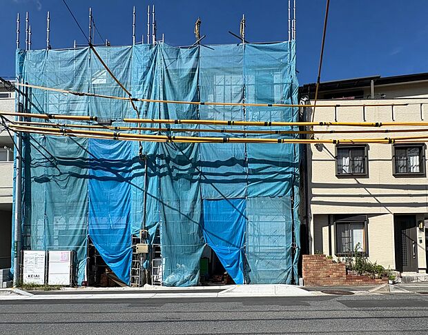 【外観】南道路につき、陽当たり良好な土地に佇む全2棟。完成までの間、近隣のモデルハウスをご見学いただけます。