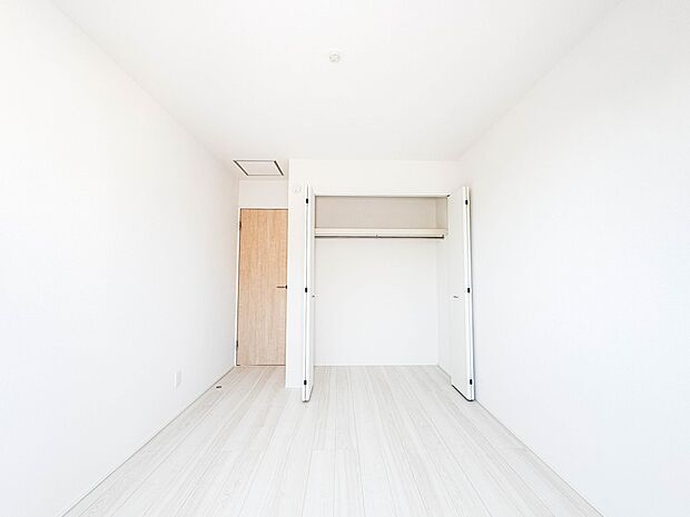 2号棟【子供部屋5.25帖】お子様のお部屋にぴったりなクロークを備えたフローリング仕様の洋室です。