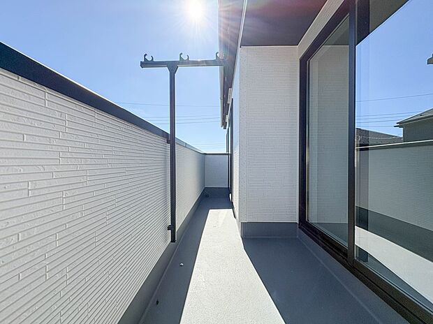 2号棟【バルコニー】 バルコニーから差し込む陽光・通風は、住環境・快適性と共に有り続ける貴重な「財産」です。