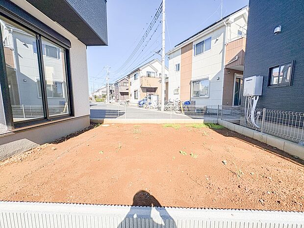 2号棟【庭】プランター等をおいてガーデニングが楽しめるちょっとしたスペースも。