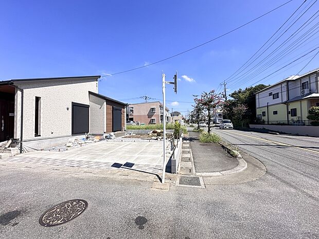 【前面道路】車の通行が少ないので、静かな住環境を維持することができます。
