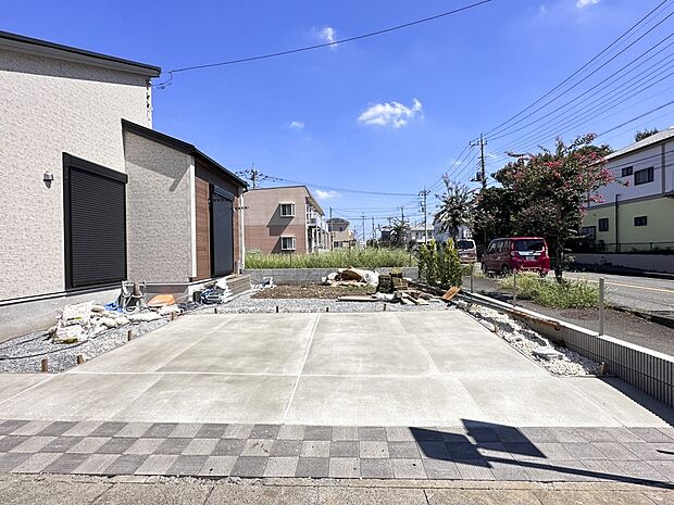 【駐車場】毎日の生活にマイカーが必須という方は、購入を検討する際、駐車場があることは大事な条件です。毎日の通勤や家族の送迎、買い物やお出かけなどクルマのある暮らしを満喫したい方は要チェック。…