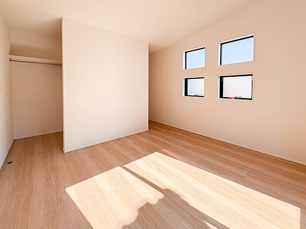 【寝室】シンプルな内装はおしゃれのポイントです。シンプルは華美より飽きがこないからです。色や模様でおしゃれ感をだす。それがシンプルイズビューティーです。