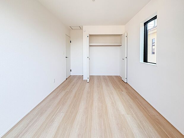 【洋室】お子様のお部屋にぴったりなクロークを備えたフローリング仕様の洋室です。