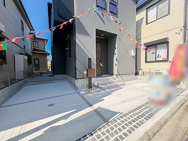 【駐車場】日々の暮らしにマイカーが必要。そんな方は物件の購入条件に駐車場は必須です。通勤に、家族のお迎えに、お買物に、おでかけに、クルマライフを楽しみたい方に。