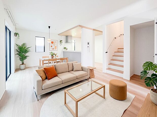 【リビングダイニング】シンプルなデザインの家は風情がある。住む人のこだわりを感じる。外観も内装もいたってシンプル。居心地がよく、家事や趣味、子育てなどにも集中できる。※CG加工にて家具を配置…