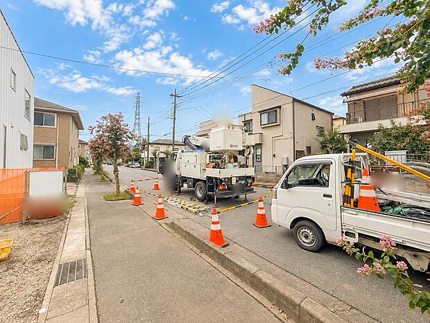 【前面道路】陽当りや通風性など各所に施された工夫で住みやすさを実現。部屋の大きさや周辺環境・街並など、資料には掲載していない情報が現地にはたくさんございます。是非ご確認下さい。