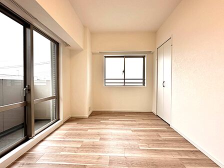 【洋室6帖】バルコニーと2面採光・全洋室収納クローゼット完備