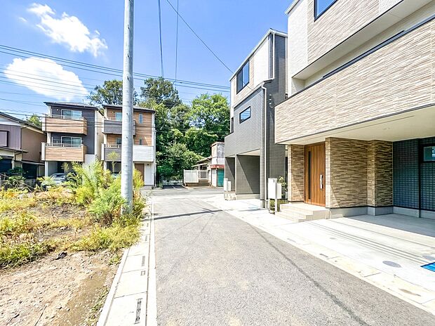 【前面道路】南側位置指定道路。