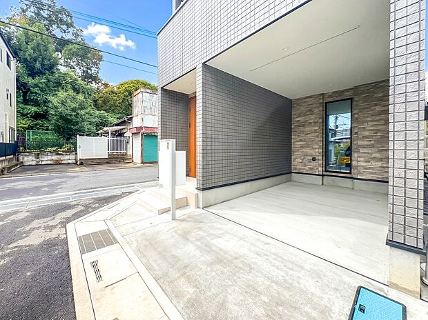 【駐車場】ビルトインガレージなら「野ざらし、雨ざらし、吹きさらし」になりません。汚れやいたみは減り、車の掃除もラクになります。