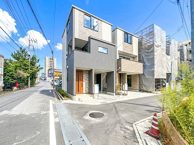 【前面道路】手前西側公道幅員6m、南側位置指定道路幅員4mです。同敷所有者の利用が中心なので安心です。